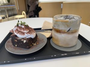 Brownie and black sesame latte   at Nuldam Space - 널담은공간 경복궁점 in Seoul