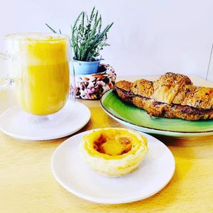 Seu pequeno almoço vegano de sábado 🤩🥐🥛

*Croissant vegana com sementes e vegan chocolate crème 
*Pastel de nata vegana
*Golden Latte com leite de aveia 

Your vegan Sa at O Ninho Family Bar in Lagos