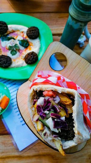 Humus mit Falafel, Falafel Pita at El Falafeliz in Tulum