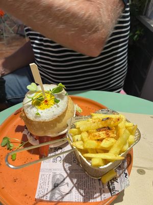 Look at that egg on top of the burger, isn't it a masterpiece at Puravita Vegan  in Estepona