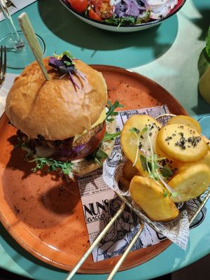 Korean juice burger with potatoes at Puravita Vegan  in Estepona