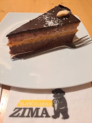 Vegan raw cake at Confectionery Zima in Radovljica