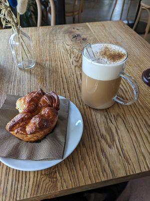 Kardamom croissant and dirty chai at FREA Bakery in Berlin