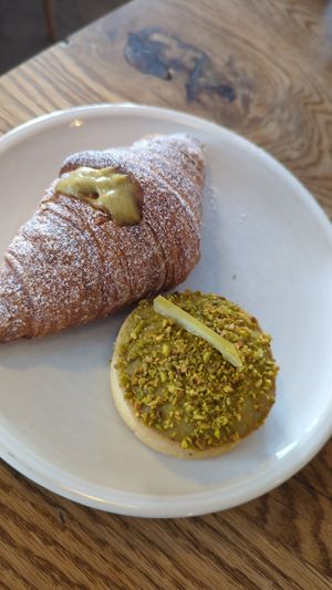 Croissant mit Pistazien Füllung & Zitronen Pistazien Tarte at FREA Bakery in Berlin