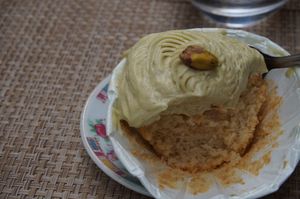 Cupcake abricot, creme pistache deja croqué at Avec&Sans in Perigueux