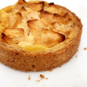 Apple tart with a creamy filling (but no cream!!!) served warm with cinnamon if desired at Avec&Sans in Perigueux