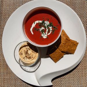 Beetroot soup and houmous with crackers at Avec&Sans in Perigueux