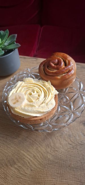 Tarte banoffee et roll brioché aux pommes at Avec&Sans in Perigueux