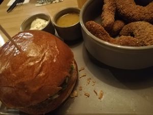 Captain Jack Burger und Avocado im Teigmantel at Daintree in Kempten