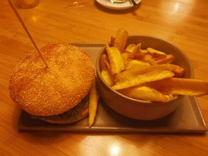 Miss Sunshine with multigrain bun and home style fries at Daintree in Kempten