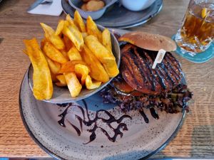 Veganer Burger mit Fries at Twist Hoch2 in Donaueschingen