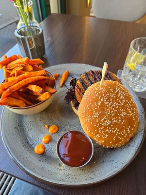 Süßkartoffelpommes mit Barbecue Dip at Twist Hoch2 in Donaueschingen