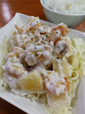 mock shrimp and pineapple with cabbage at Amagi Queen - 天城女王 in Hualien