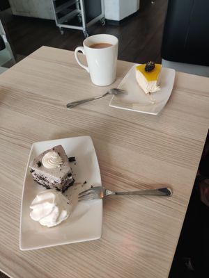 Vegan oreo and mango at Cake House Café in Tampere