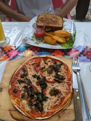 Vegan pizza & sandwich at La Tradición in Palenque