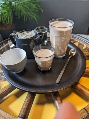 Latte and tea at Rosa da Rua in Clermont-ferrand