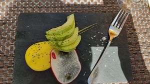 Complimentary starter of avocado and mango sauce at La Bottega in Nerja