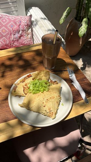 Crepas de harina de garbanzo y smoothie de proteína vegana de chocolate   at Hierba Santa in Tuxtla Gutierrez