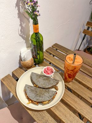 Tacos de suadero de soya y cochito de champiñones. Smoothie de mango con chamoy sin azúcar   at Hierba Santa in Tuxtla Gutierrez