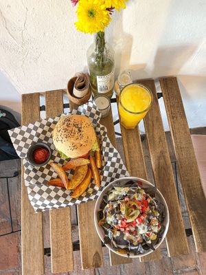 Hamburguesa de guacamoles y nachos veganos   at Hierba Santa in Tuxtla Gutierrez