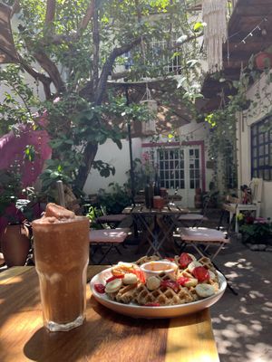 Smoothie proteina vegana de chocolate y Waffles   at Hierba Santa in Tuxtla Gutierrez