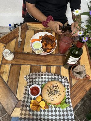 Hamburguesa de lentejas y boneless de coliflor   at Hierba Santa in Tuxtla Gutierrez