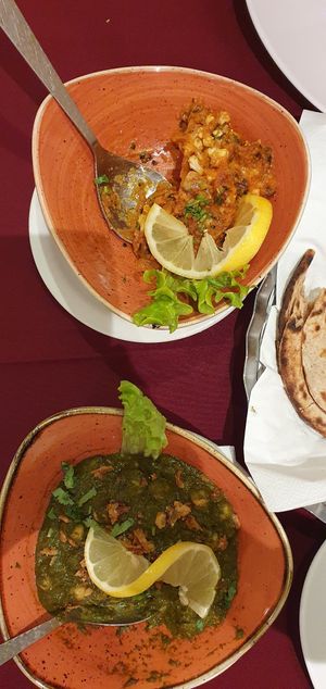 Blumenkohl - Kartoffeln und Kichererbsen - Spinat at Delhi Darbar in Lagos