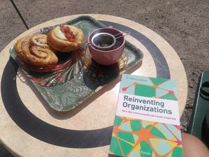 Le livre est à moi mais je le recommande aussi ! at Kahvila Rakastan in Helsinki