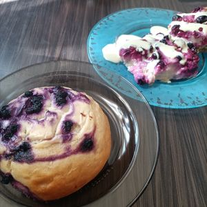 A cake and a pastry with blueberry at Kahvila Rakastan in Helsinki