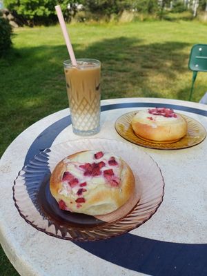 Strawberry and vanilla bun at Kahvila Rakastan in Helsinki