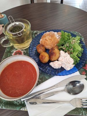 Buffet lunch at Kahvila Rakastan in Helsinki