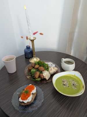 Karelian pie and the buffet of the day with refillable coffee at Kahvila Rakastan in Helsinki