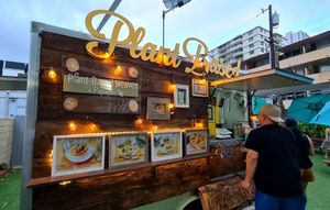 Food truck 🚚 at Plant-Based Heaven + Papaya in Honolulu