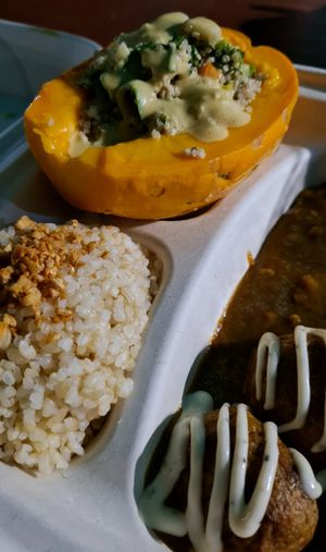 Vegan beef curry with papaya 🌱🍛 at Plant-Based Heaven + Papaya in Honolulu