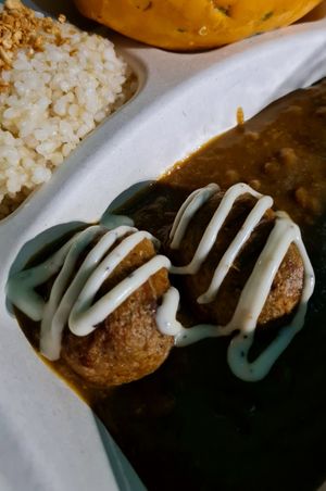 Vegan beef curry with papaya 🌱🍛 at Plant-Based Heaven + Papaya in Honolulu