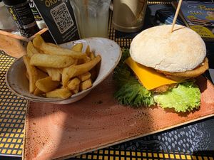 Chicken burger mit Fritten at Peter Pane in Nuremberg