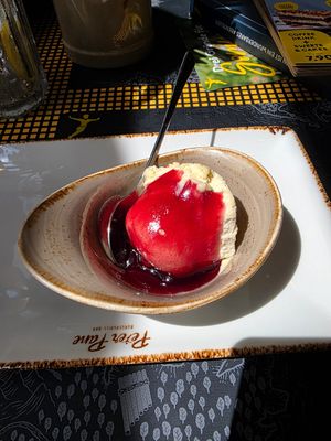 Vanilleeis mit roter sauce at Peter Pane in Nuremberg