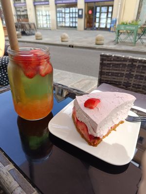 Cheesecake à la fraise vegan et bubble limonade sirop de pomme, perles de fraises at La biscuiterie in Dijon