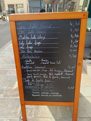 Carte du jour avec options lait végétaux at La biscuiterie in Dijon