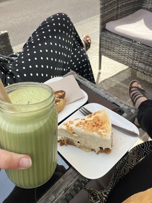 Cheesecake banane crème brûlée vegan et matcha latte option lait de coco (avoine, amande ou soja disponible) at La biscuiterie in Dijon