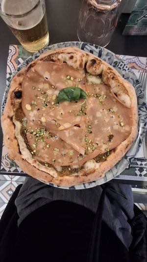 Pizza vegana con pistacchi e mortadella vegana at Assaje in Turin