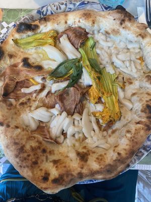 Pizza con mozzarisella, fiori di zucchine e veg bacon  at Assaje in Turin