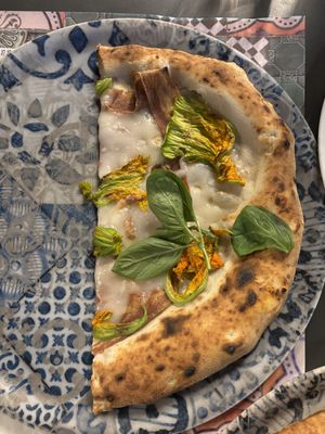 Pizza Fior di Zuccahini  at Assaje in Turin