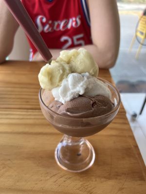 Cajú com pitú, coco e chocolate com menta  at Kedi Artisanal Ice Cream in Maragogi