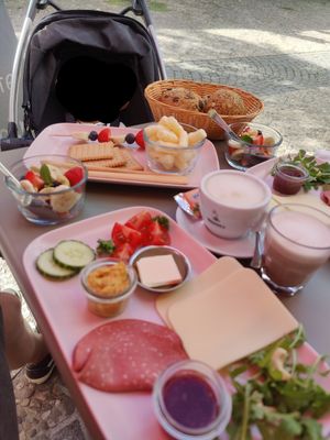Vegan breakfast plate and children's plate at Greens Cafe Deli in Kempen