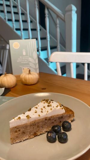 Walnuss-Bananenkuchen 😍😍  at Greens Cafe Deli in Kempen