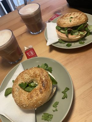 Bagel & heiße Schokolade   at Greens Cafe Deli in Kempen