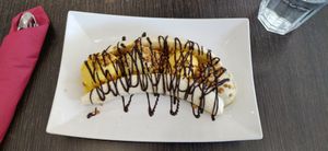 Banana split con pistacchio veg, mango, granella di nocciola e cioccolato fondente at Gelateria Ferri pedagna in Imola