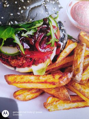 Bietenburger op een black bun at De Vegan Box in Amsterdam