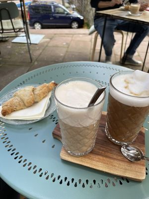 Galão and Dirty Chai Latte with oat milk and a vegan chocolate croissant   at Café Goldmund in Calw